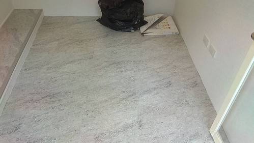 中和建康路鋪塑膠地磚