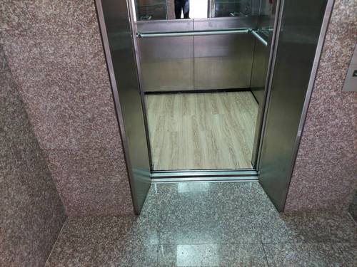 板橋金門街鋪塑膠地磚