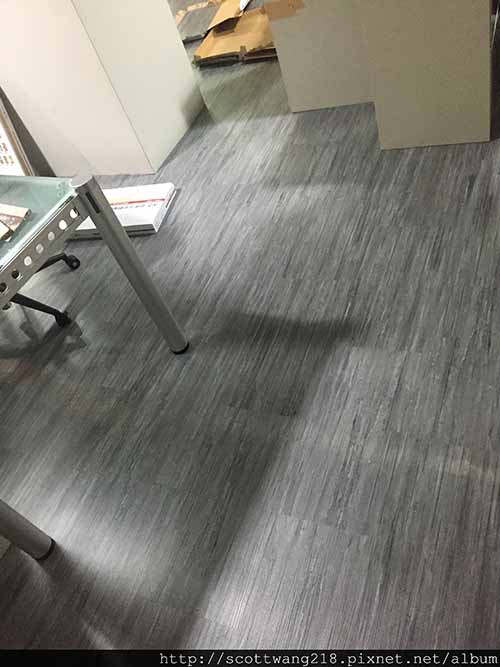 三重區大仁街鋪塑膠地磚