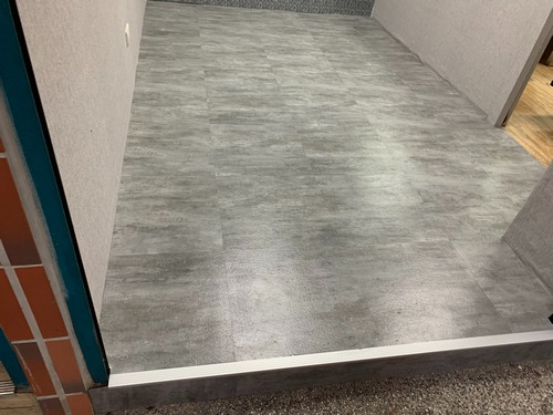 新北市蘆洲區長安街鋪塑膠地磚