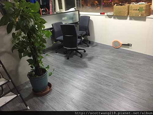 新北市三重區名源街鋪塑膠地磚