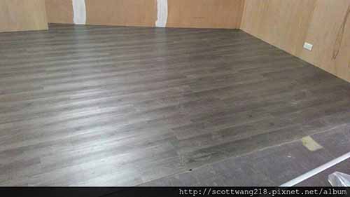 新北市三重區洛陽街鋪塑膠地磚