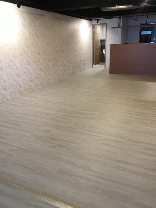 台北市南港區興南街鋪塑膠地磚