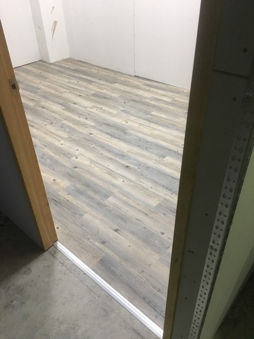 桃園八德區和強路鋪塑膠地磚