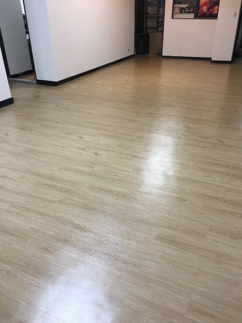 內湖康寧路一段鋪塑膠地磚