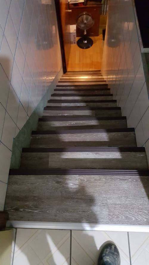 汐止區大同路鋪塑膠地磚