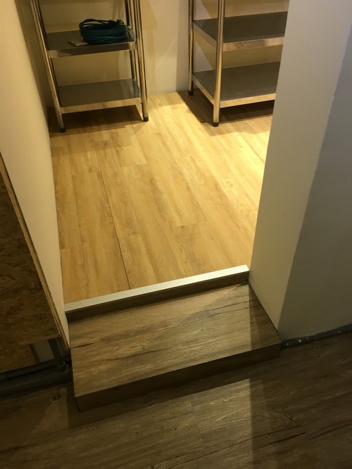新莊區建安街鋪塑膠地磚