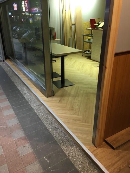 新莊區建安街鋪塑膠地磚