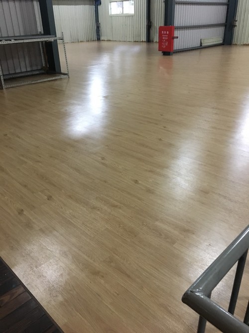 龜山區忠義路鋪塑膠地磚