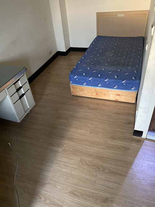 健康路325巷19弄鋪塑膠地磚